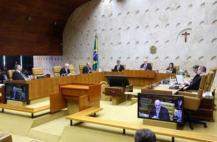 Pessoa autista e sua família ao lado de um carro, representando a ampliação do acesso à isenção tributária na compra de veículos.
