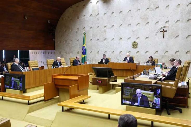 Pessoa autista e sua família ao lado de um carro, representando a ampliação do acesso à isenção tributária na compra de veículos.